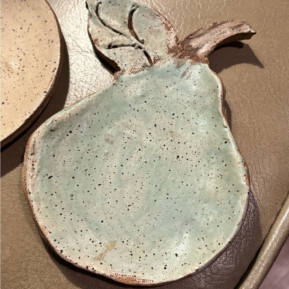 3 RUSTIC PRIMITIVE SPECKLED PLATES , & Spoon Rest.Contemporary Handmade. - Picture 3 of 6